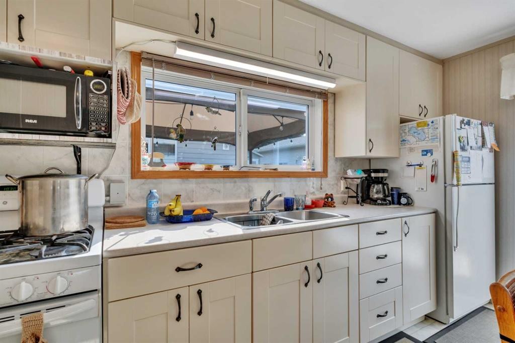76 Buskmose Drive, Grandview, AB - Indoor Photo Showing Kitchen With Double Sink