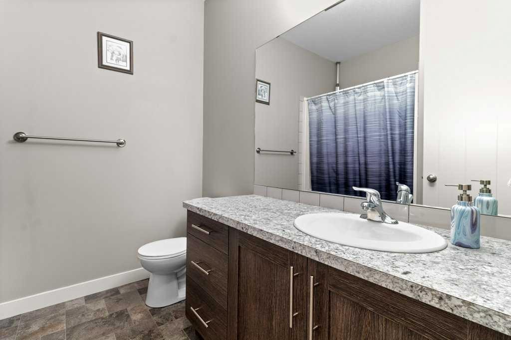 142 Ava Crescent, Blackfalds, AB - Indoor Photo Showing Bathroom