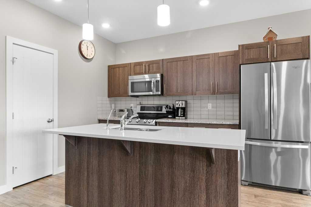142 Ava Crescent, Blackfalds, AB - Indoor Photo Showing Kitchen With Upgraded Kitchen