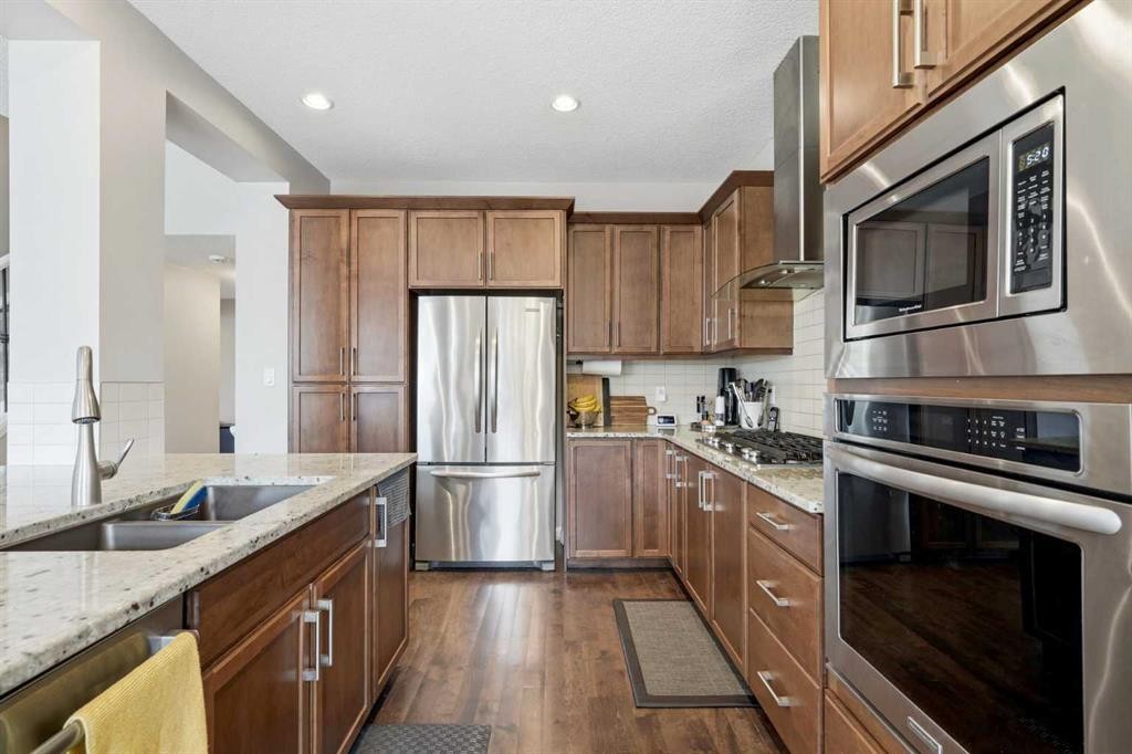 3204 Abbott Crescent Sw, Edmonton, AB - Indoor Photo Showing Kitchen With Upgraded Kitchen
