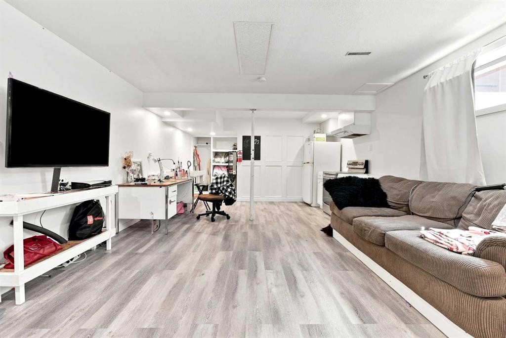 206 Davison Drive, Red Deer, AB - Indoor Photo Showing Living Room