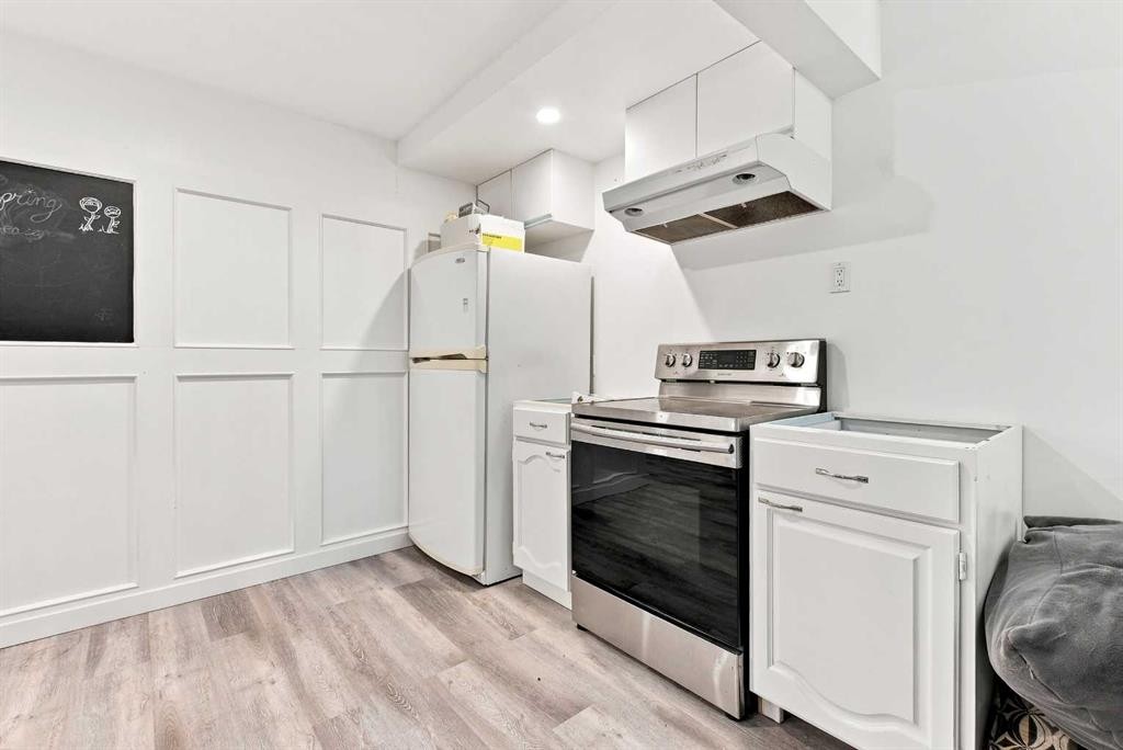 206 Davison Drive, Red Deer, AB - Indoor Photo Showing Kitchen