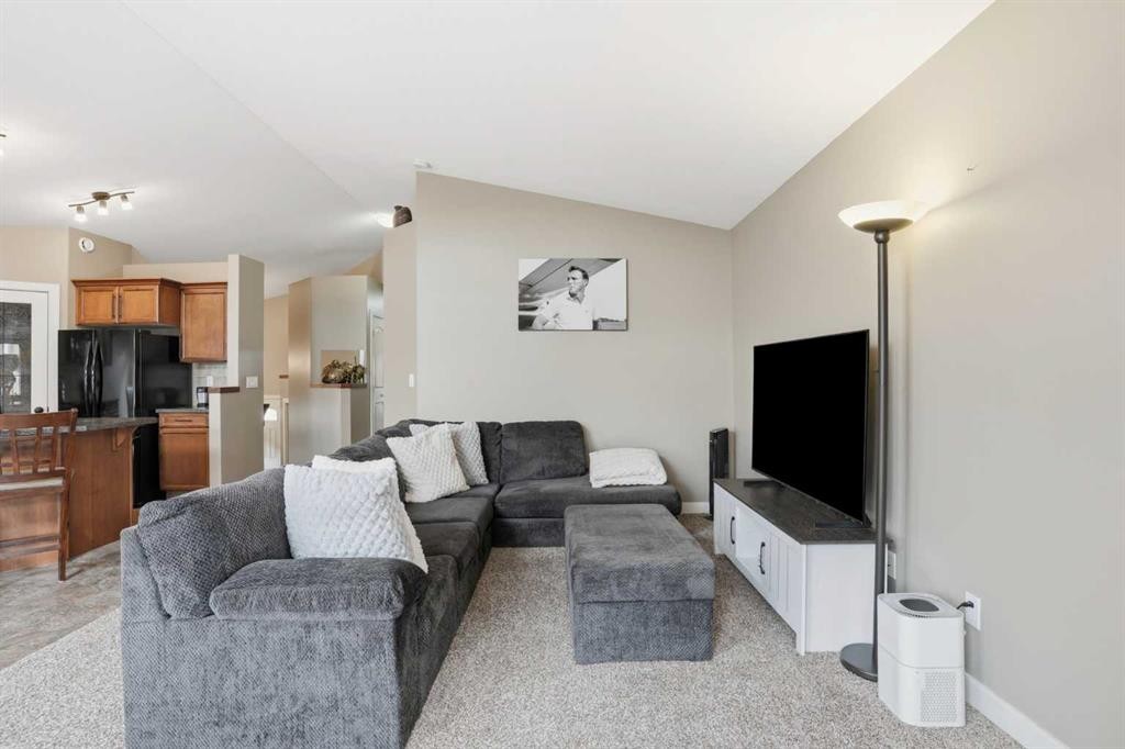 144 Bowman Circle, Sylvan Lake, AB - Indoor Photo Showing Living Room