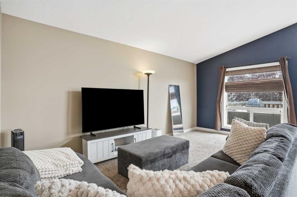 144 Bowman Circle, Sylvan Lake, AB - Indoor Photo Showing Living Room
