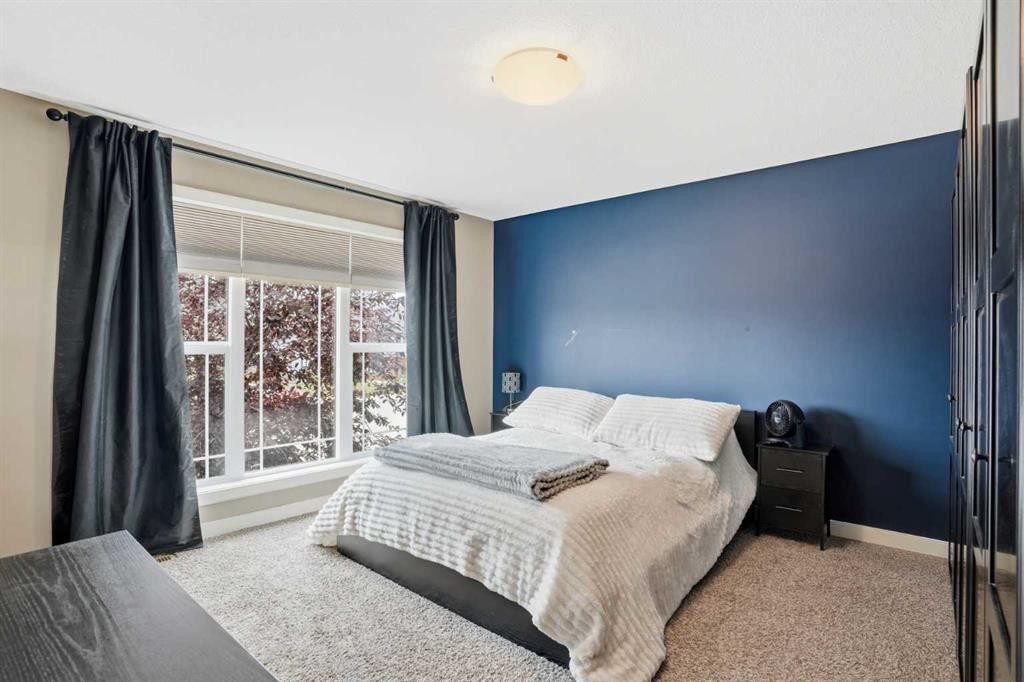 144 Bowman Circle, Sylvan Lake, AB - Indoor Photo Showing Bedroom