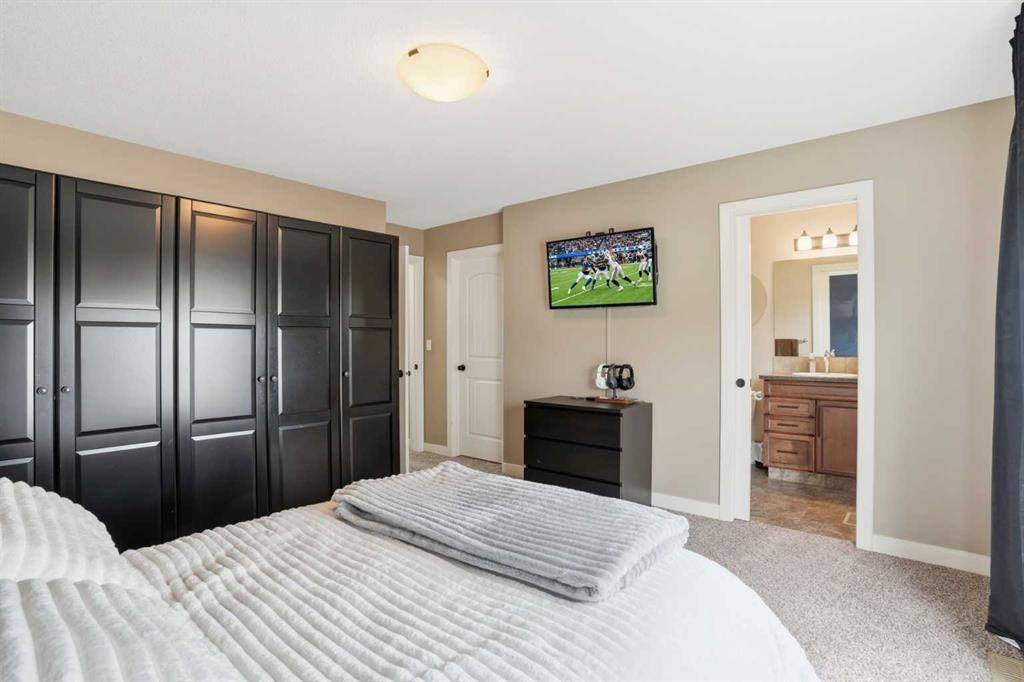 144 Bowman Circle, Sylvan Lake, AB - Indoor Photo Showing Bedroom