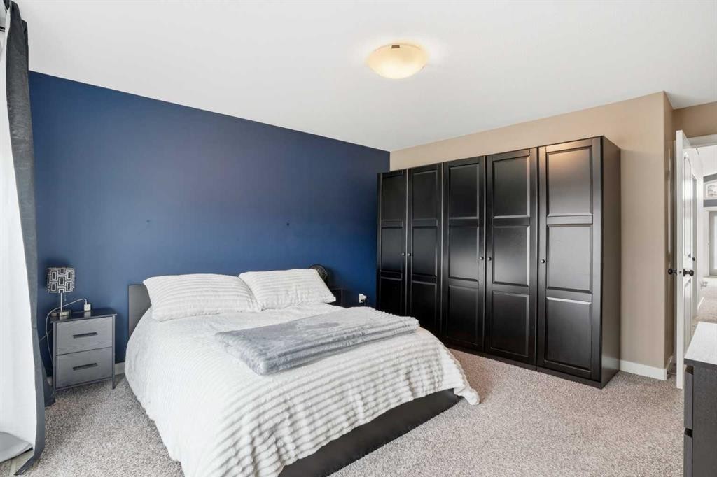 144 Bowman Circle, Sylvan Lake, AB - Indoor Photo Showing Bedroom