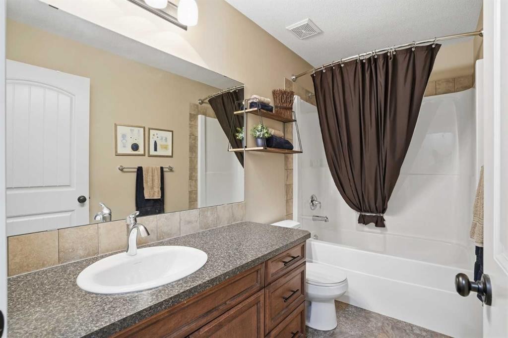 144 Bowman Circle, Sylvan Lake, AB - Indoor Photo Showing Bathroom