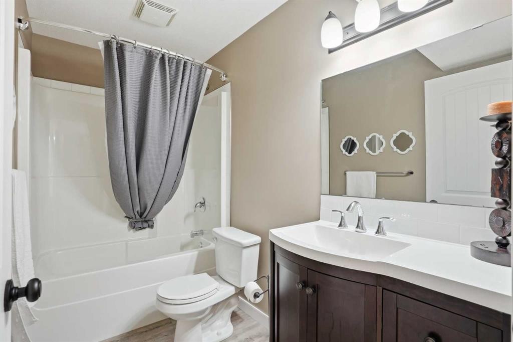 144 Bowman Circle, Sylvan Lake, AB - Indoor Photo Showing Bathroom