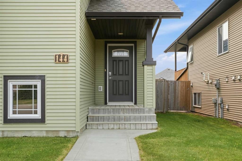 144 Bowman Circle, Sylvan Lake, AB - Outdoor With Exterior