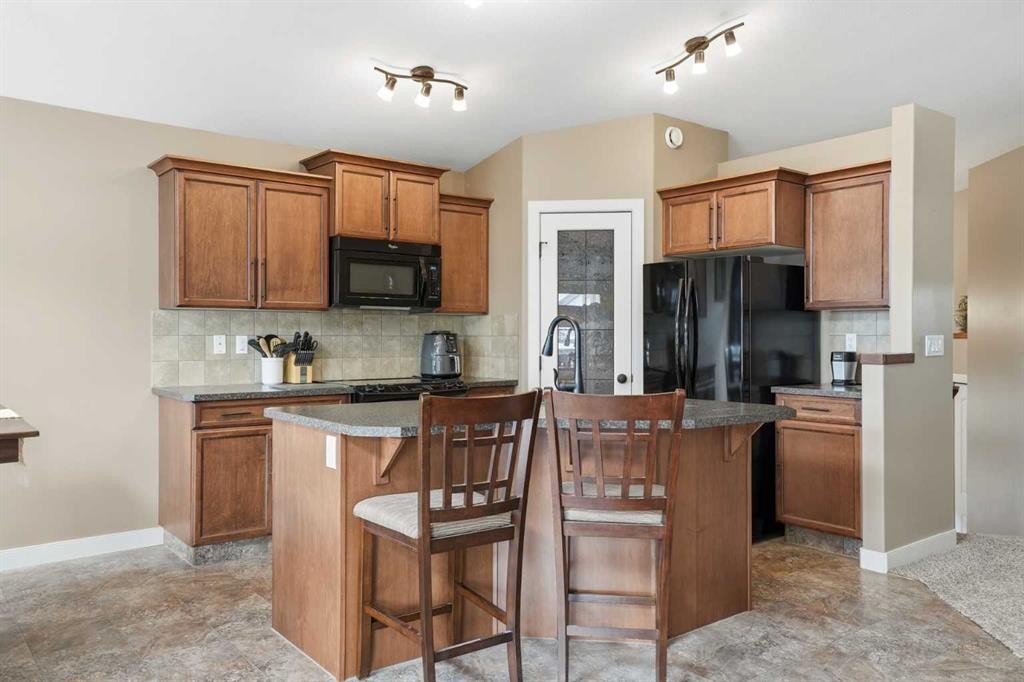 144 Bowman Circle, Sylvan Lake, AB - Indoor Photo Showing Kitchen