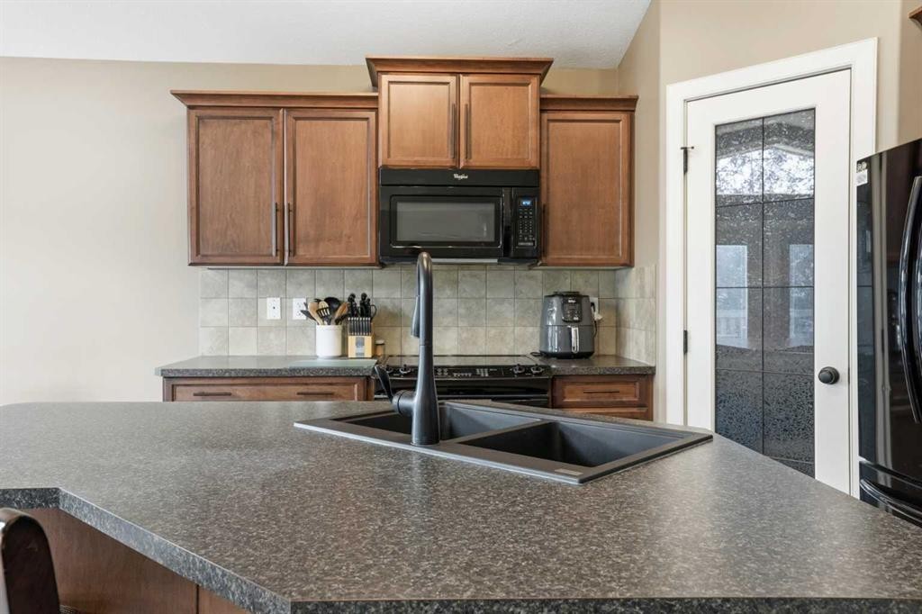 144 Bowman Circle, Sylvan Lake, AB - Indoor Photo Showing Kitchen With Double Sink With Upgraded Kitchen