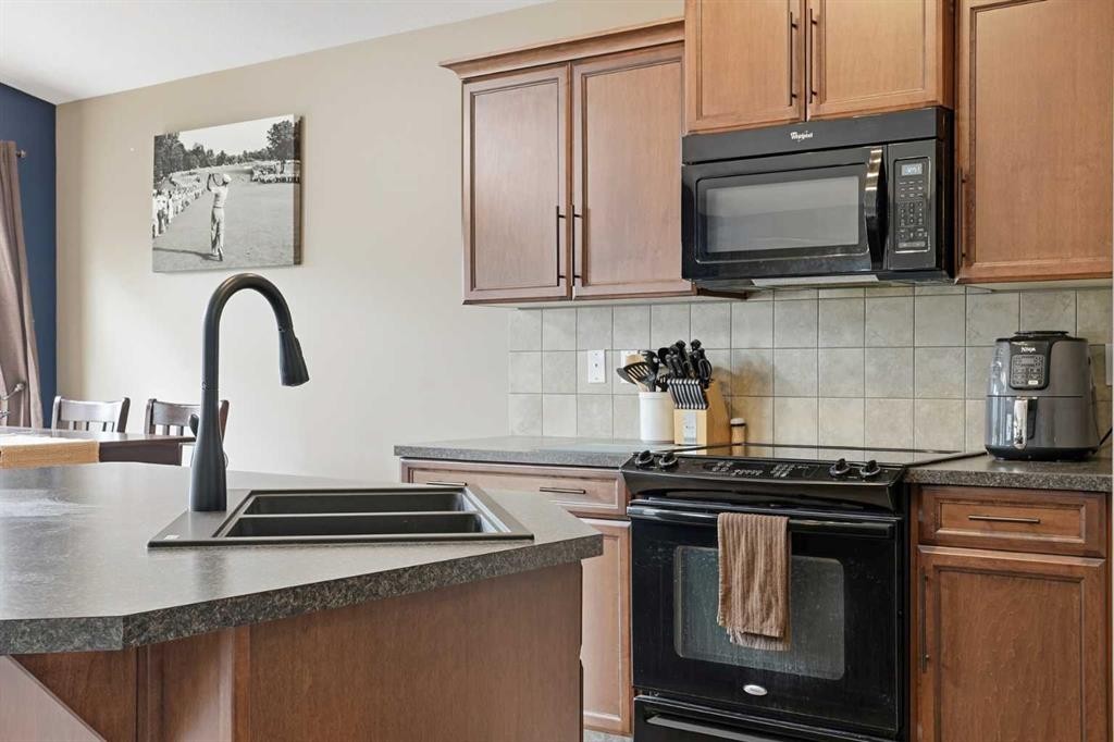 144 Bowman Circle, Sylvan Lake, AB - Indoor Photo Showing Kitchen