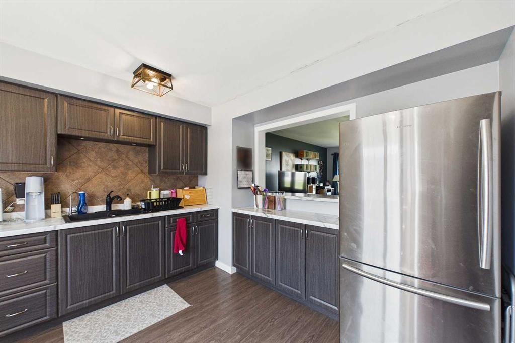 701-4719 33 Street, Red Deer, AB - Indoor Photo Showing Kitchen