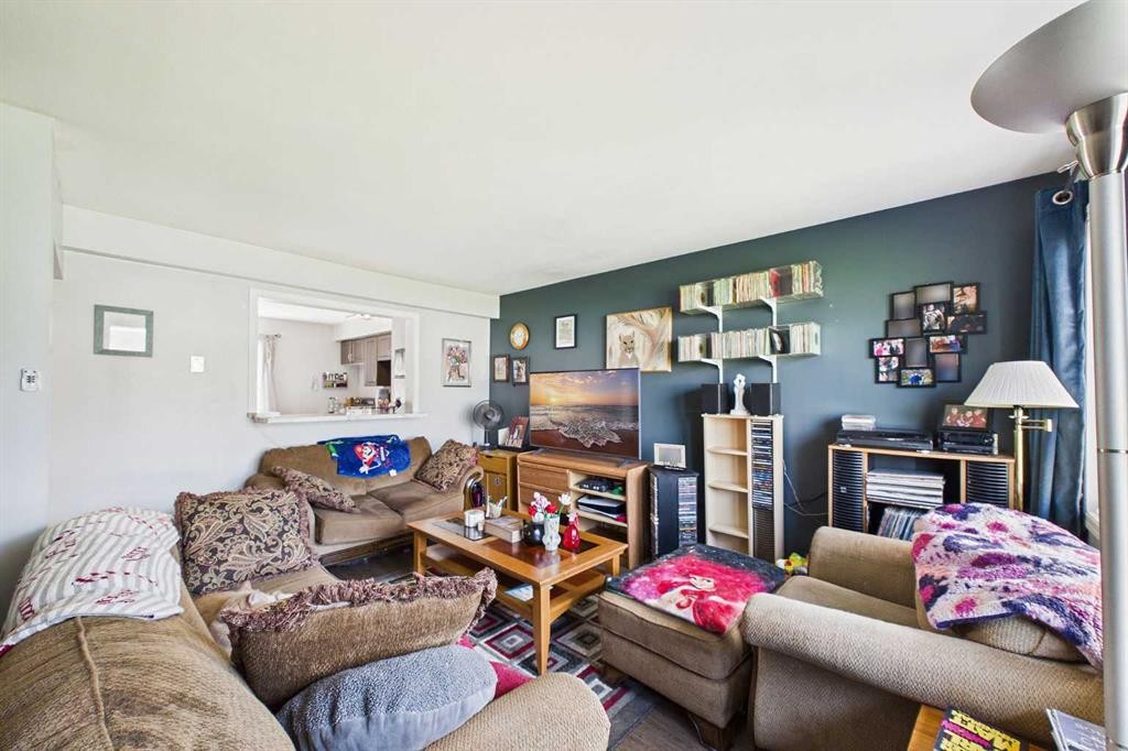 701-4719 33 Street, Red Deer, AB - Indoor Photo Showing Living Room