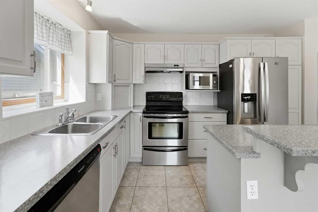 90 Duncan Crescent, Red Deer, AB - Indoor Photo Showing Kitchen With Stainless Steel Kitchen With Double Sink With Upgraded Kitchen