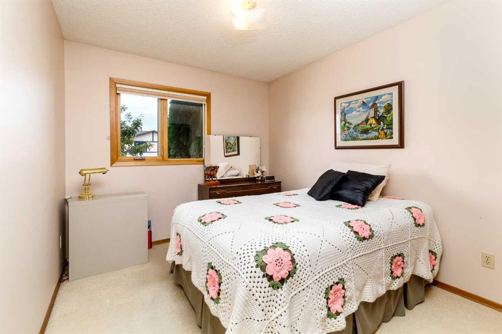 88 Mccullough Cresent, Red Deer, AB - Indoor Photo Showing Bedroom