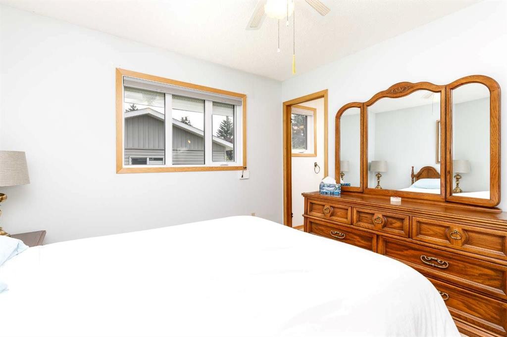 88 Mccullough Cresent, Red Deer, AB - Indoor Photo Showing Bedroom