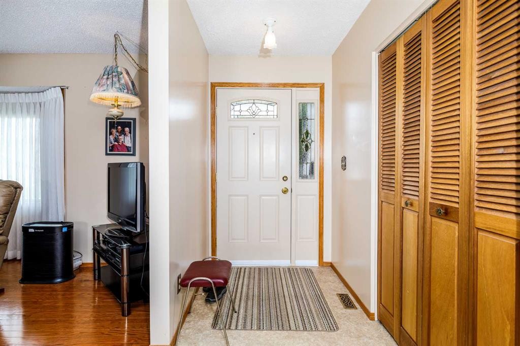 88 Mccullough Cresent, Red Deer, AB - Indoor Photo Showing Other Room