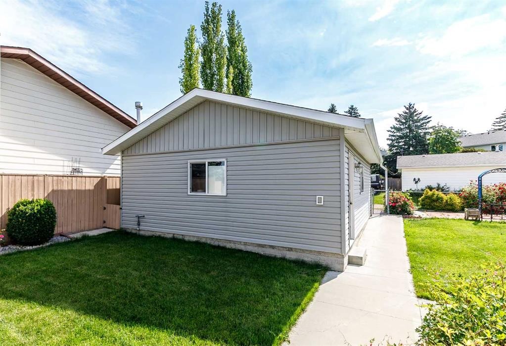 88 Mccullough Cresent, Red Deer, AB - Outdoor With Exterior