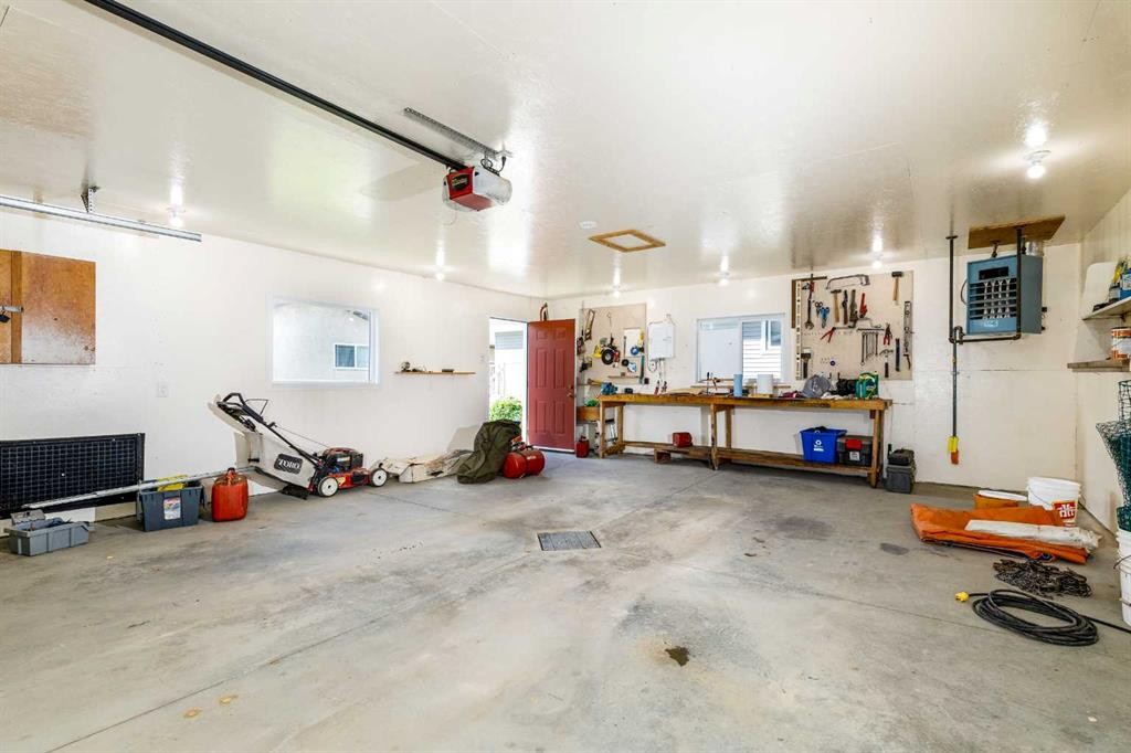 88 Mccullough Cresent, Red Deer, AB - Indoor Photo Showing Garage