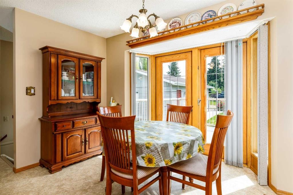 88 Mccullough Cresent, Red Deer, AB - Indoor Photo Showing Dining Room