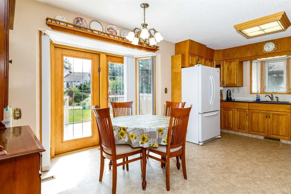 88 Mccullough Cresent, Red Deer, AB - Indoor Photo Showing Dining Room