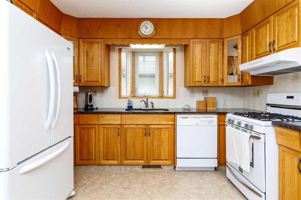 88 Mccullough Cresent, Red Deer, AB - Indoor Photo Showing Kitchen