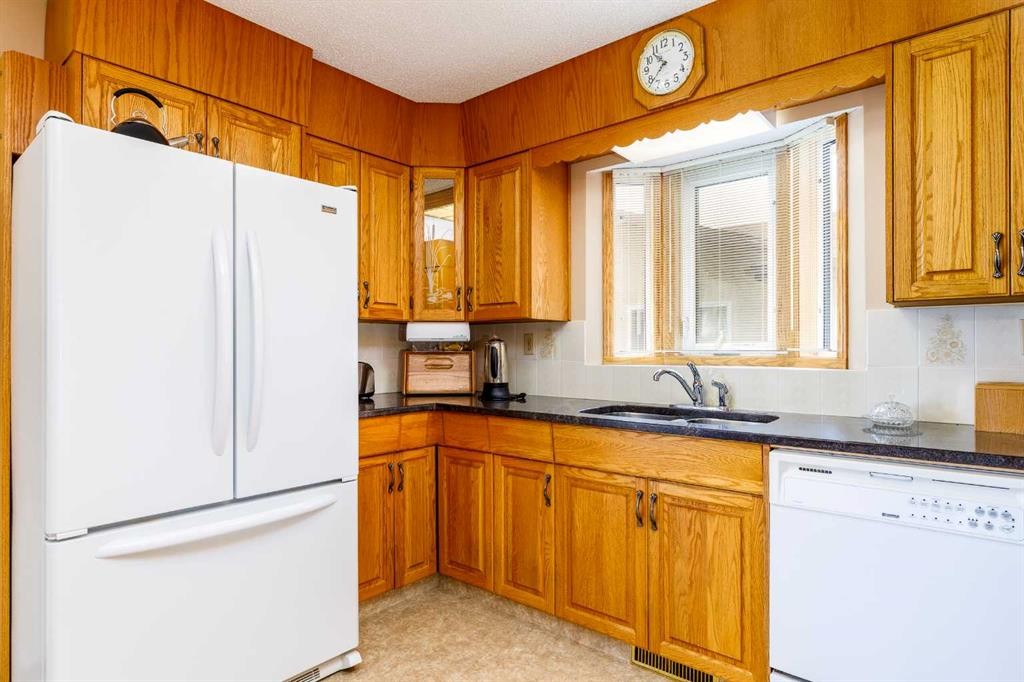 88 Mccullough Cresent, Red Deer, AB - Indoor Photo Showing Kitchen With Double Sink