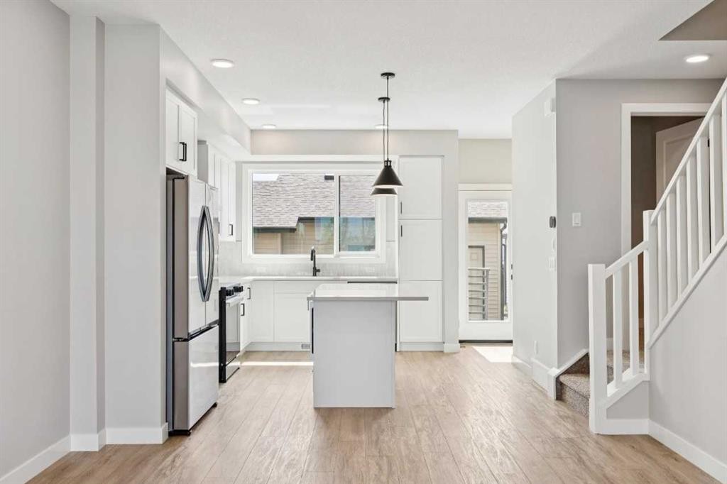 45 Silverton Glen Way Sw, Calgary, AB - Indoor Photo Showing Kitchen With Upgraded Kitchen