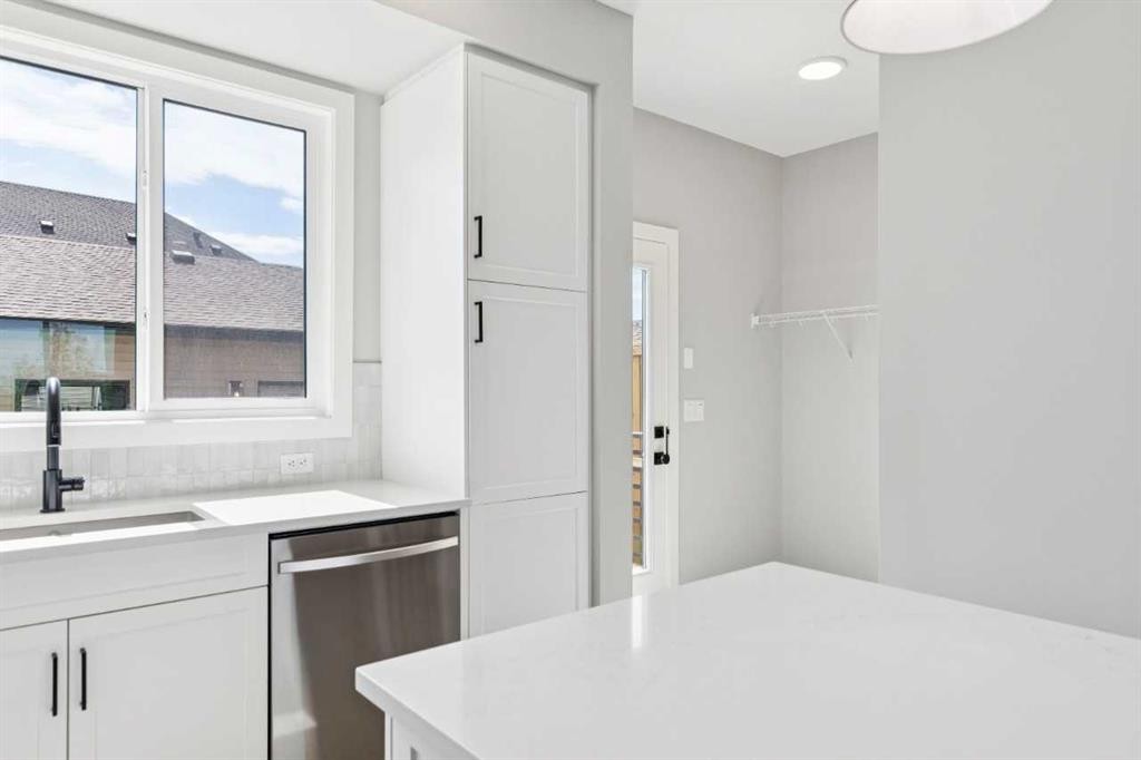45 Silverton Glen Way Sw, Calgary, AB - Indoor Photo Showing Kitchen