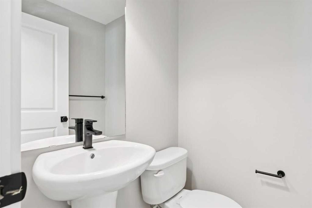 45 Silverton Glen Way Sw, Calgary, AB - Indoor Photo Showing Bathroom