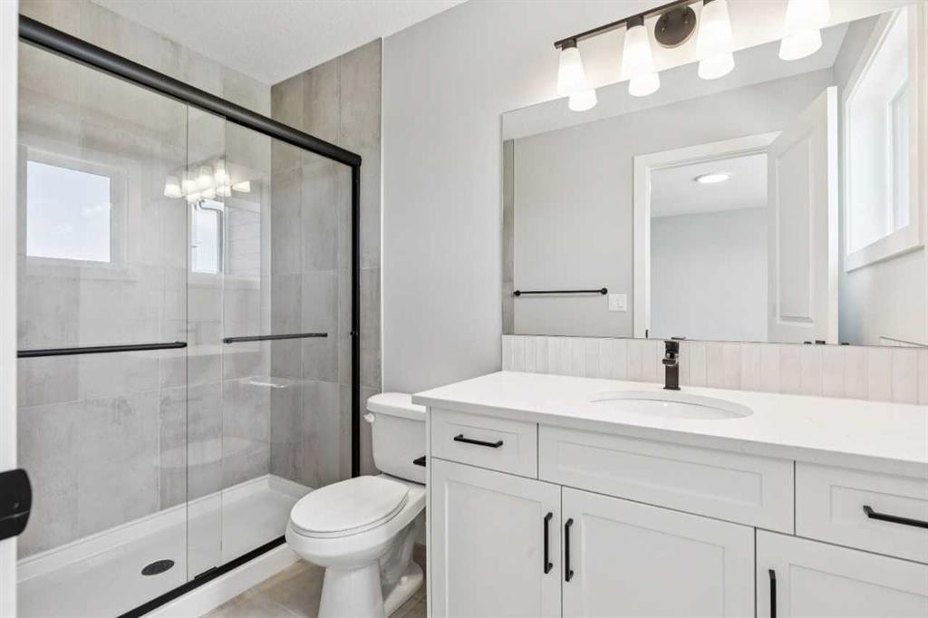 45 Silverton Glen Way Sw, Calgary, AB - Indoor Photo Showing Bathroom