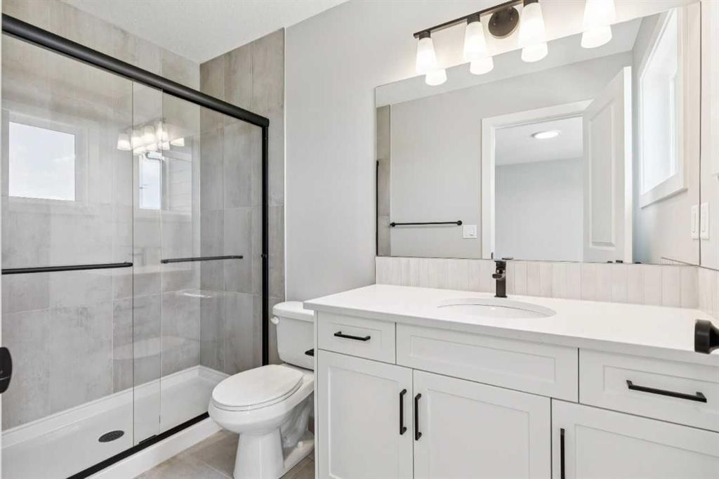 45 Silverton Glen Way Sw, Calgary, AB - Indoor Photo Showing Bathroom