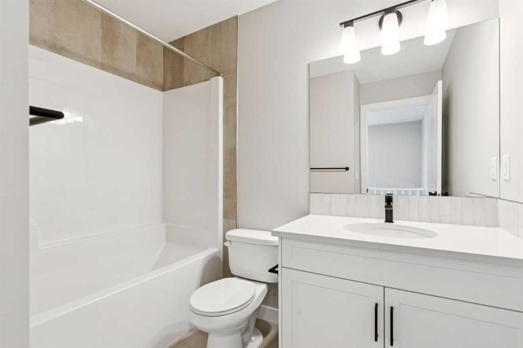 45 Silverton Glen Way Sw, Calgary, AB - Indoor Photo Showing Bathroom