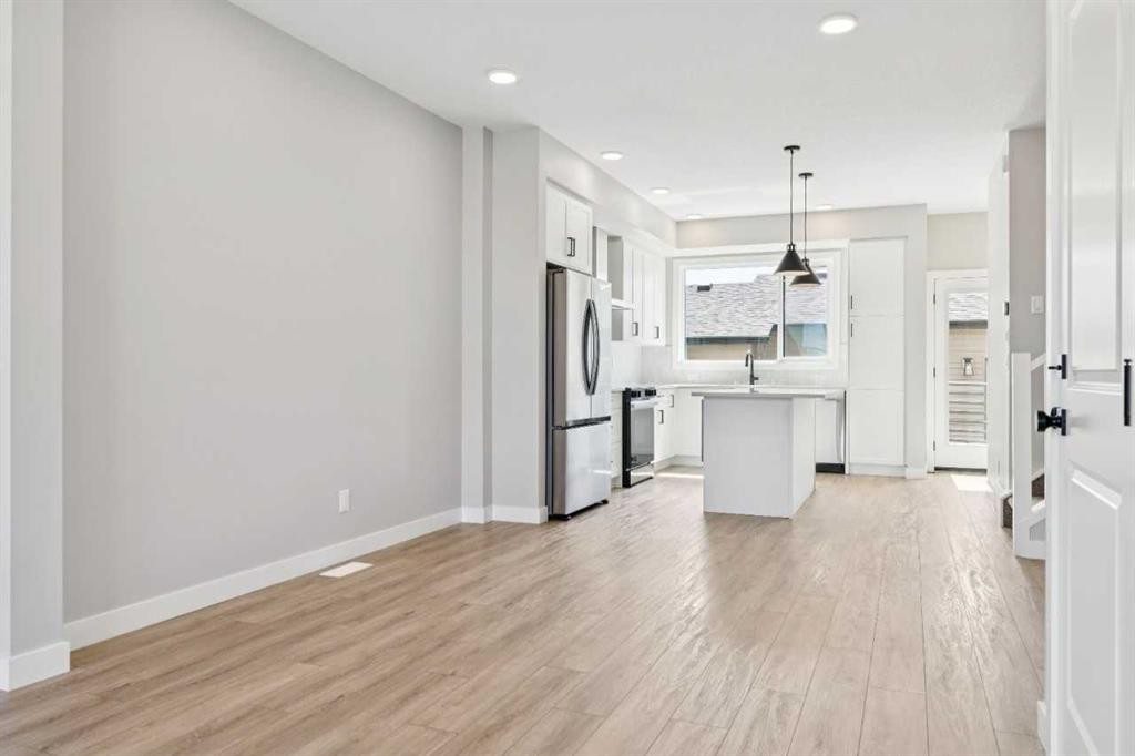 45 Silverton Glen Way Sw, Calgary, AB - Indoor Photo Showing Kitchen With Upgraded Kitchen