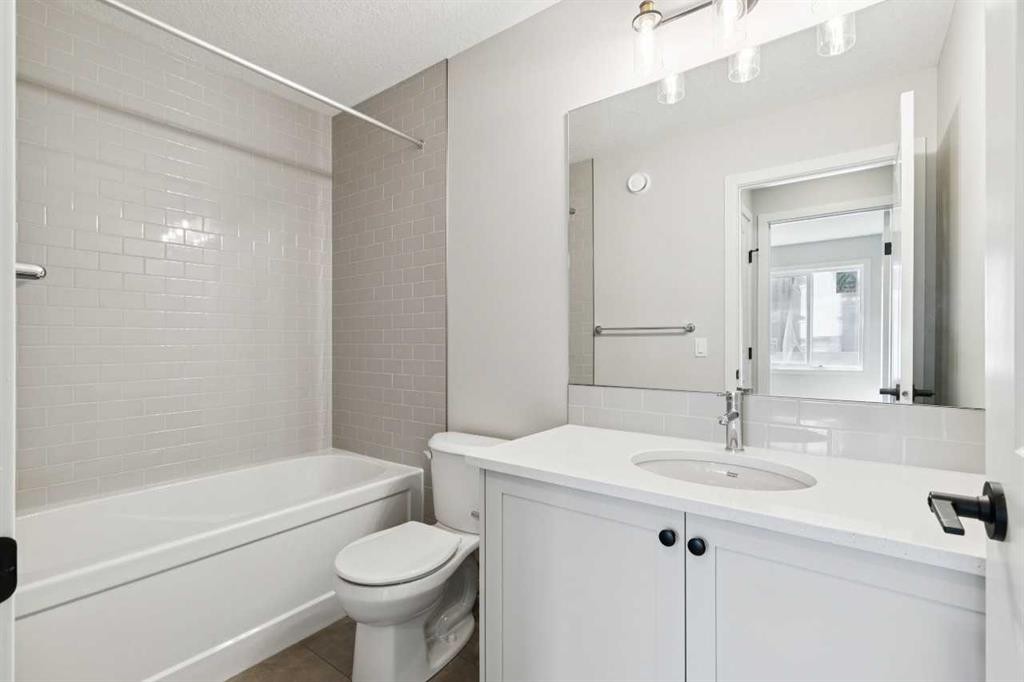 78 Bluerock Hill Sw, Calgary, AB - Indoor Photo Showing Bathroom