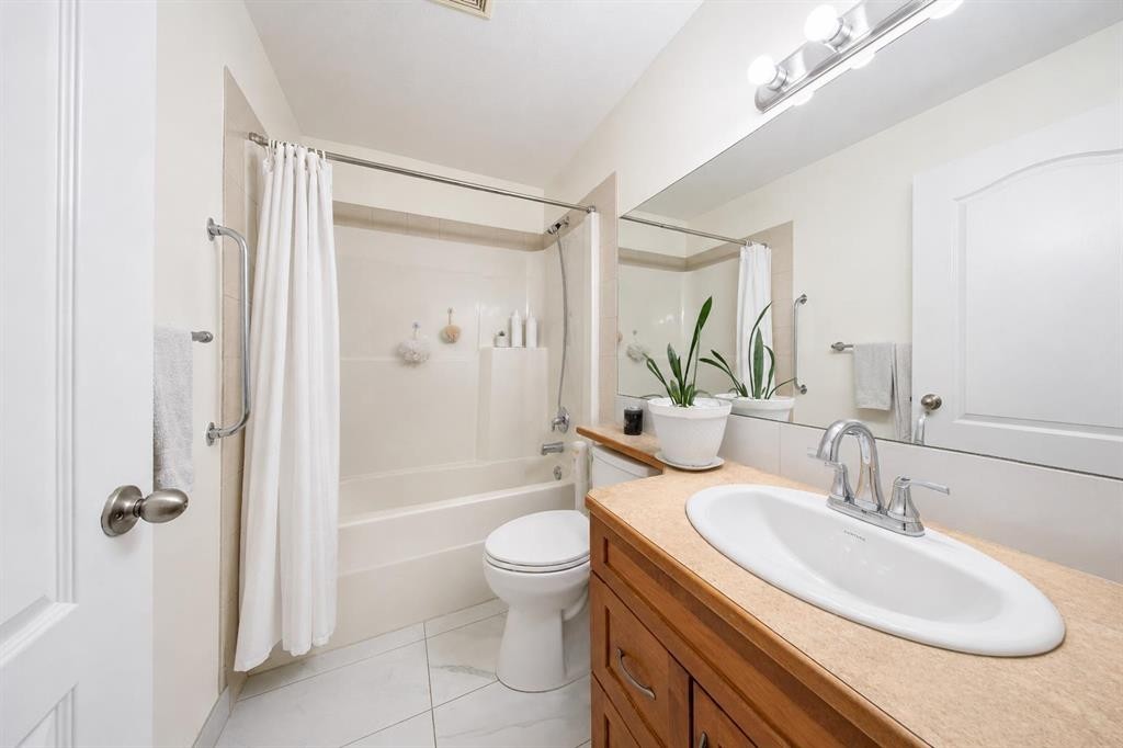 138 Lanterman Close, Red Deer, AB - Indoor Photo Showing Bathroom
