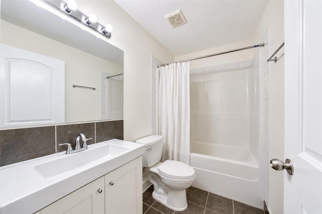 138 Lanterman Close, Red Deer, AB - Indoor Photo Showing Bathroom