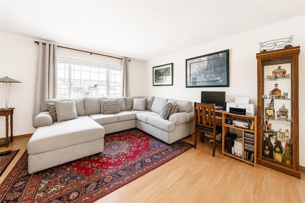 138 Lanterman Close, Red Deer, AB - Indoor Photo Showing Living Room