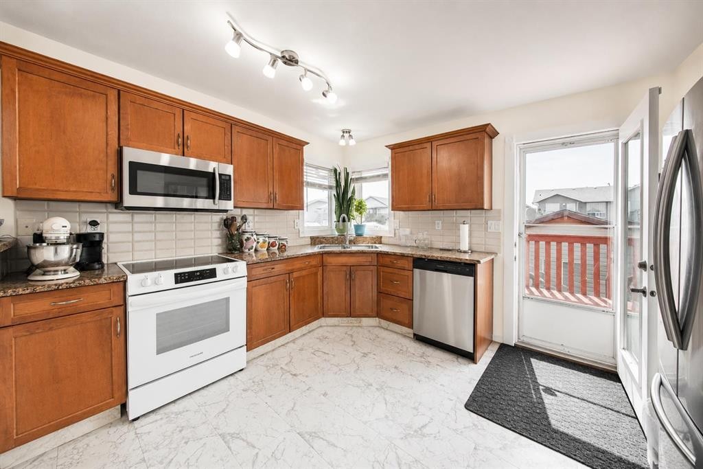 138 Lanterman Close, Red Deer, AB - Indoor Photo Showing Kitchen