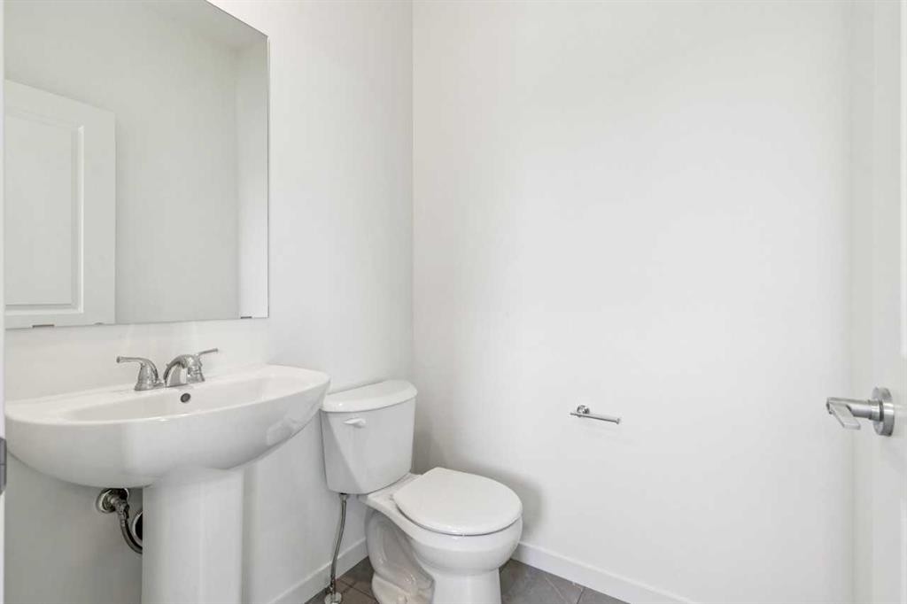 37 Bluerock Hill Sw, Calgary, AB - Indoor Photo Showing Bathroom