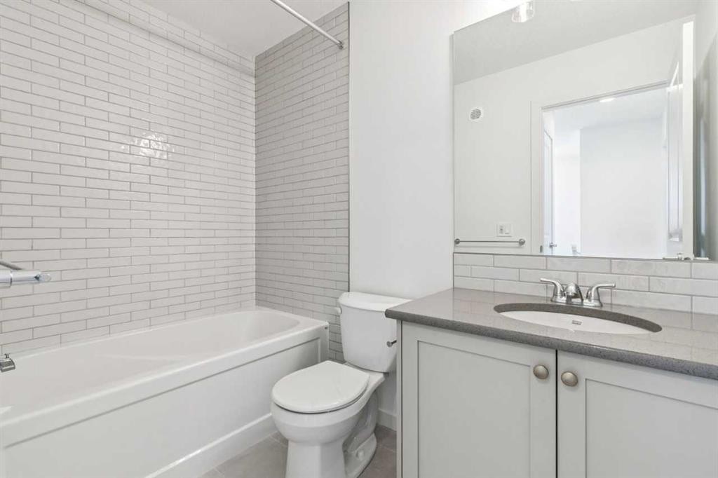 37 Bluerock Hill Sw, Calgary, AB - Indoor Photo Showing Bathroom