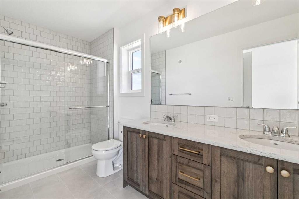 37 Bluerock Hill Sw, Calgary, AB - Indoor Photo Showing Bathroom