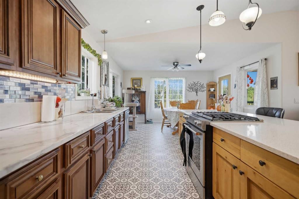 428 6 Avenue, Elnora, AB - Indoor Photo Showing Kitchen