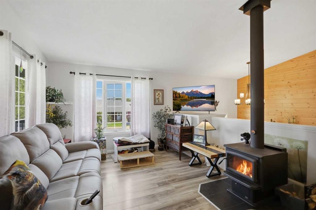 428 6 Avenue, Elnora, AB - Indoor Photo Showing Living Room