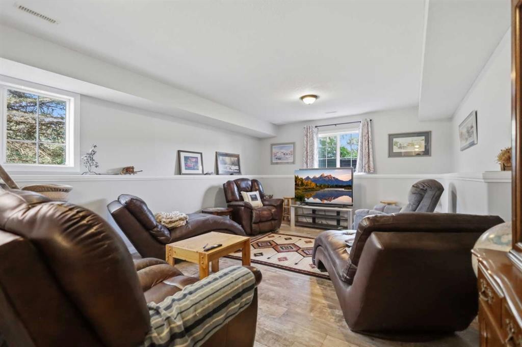 428 6 Avenue, Elnora, AB - Indoor Photo Showing Living Room