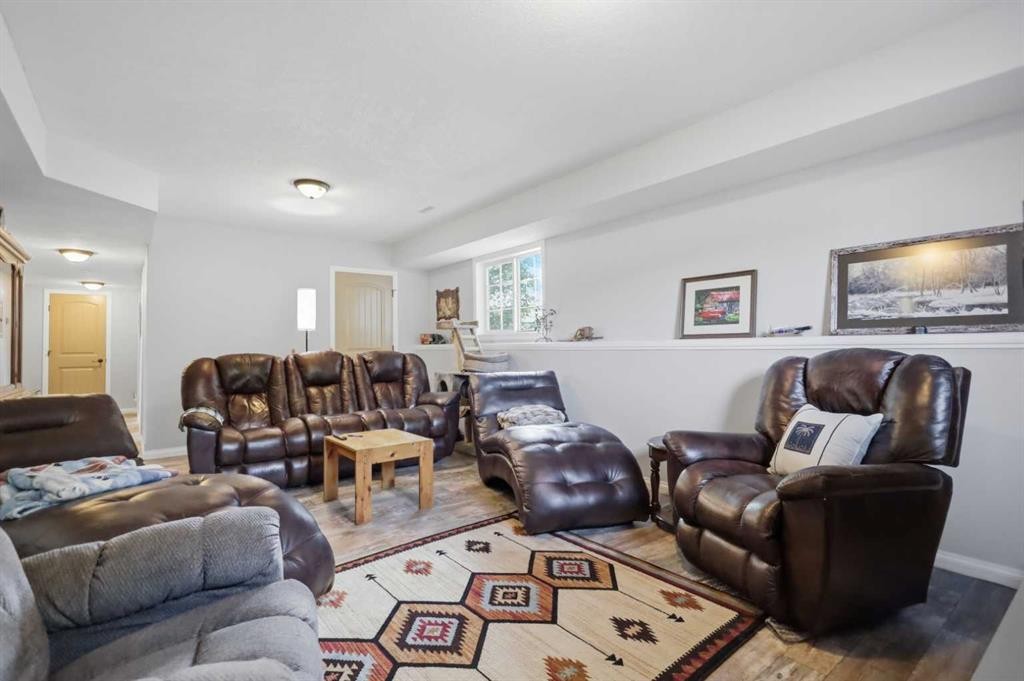 428 6 Avenue, Elnora, AB - Indoor Photo Showing Living Room