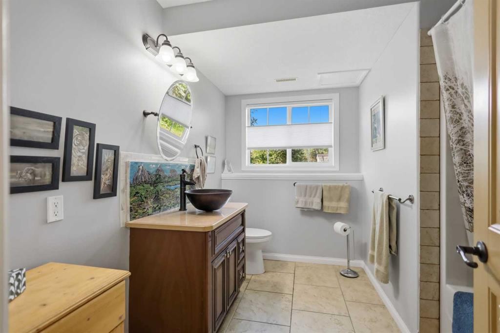 428 6 Avenue, Elnora, AB - Indoor Photo Showing Bathroom