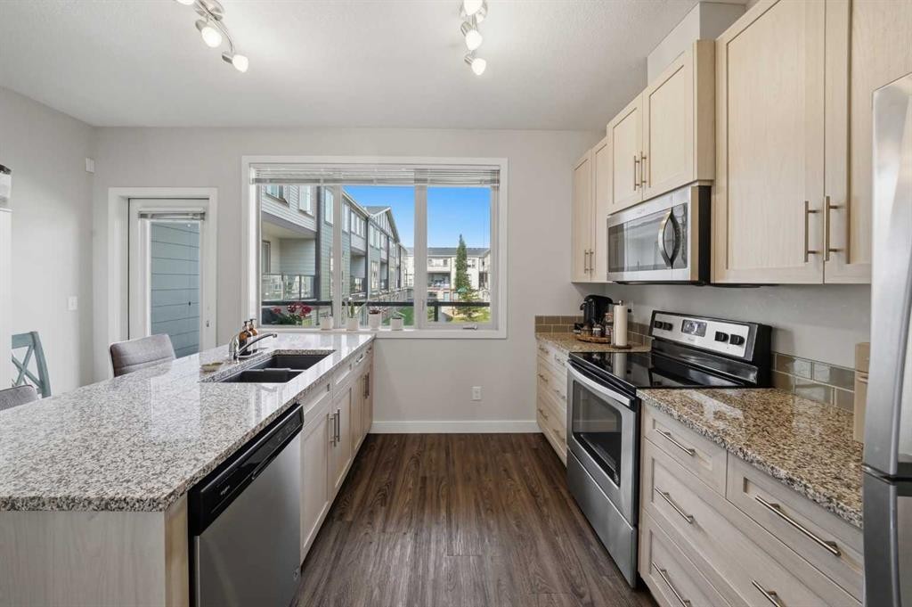 604-125 Caribou Crescent, Red Deer, AB - Indoor Photo Showing Kitchen With Stainless Steel Kitchen With Double Sink With Upgraded Kitchen